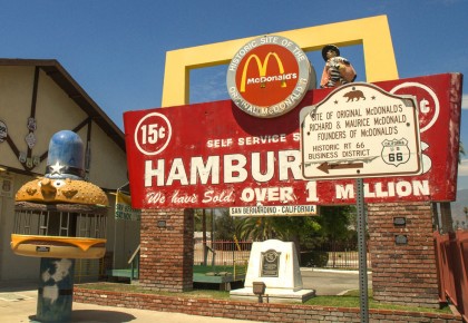 Photo de l'écriteau d'un vieux restaurant McDonald's