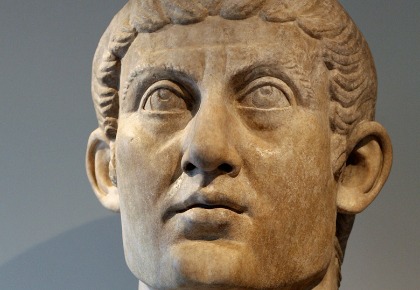 Photo d'une statue de la tête de Constantin 1er