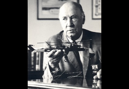 Igor Sikorsky tenant un modèle réduit d'avion.