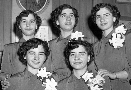 Les jumelles Dionne en 1952.