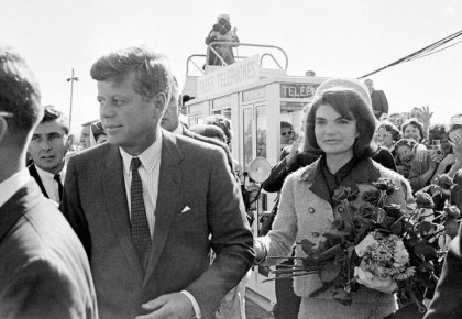 John F. Kennedy et sa femme à l’aéroport Love Field de Dallas, en 1963.