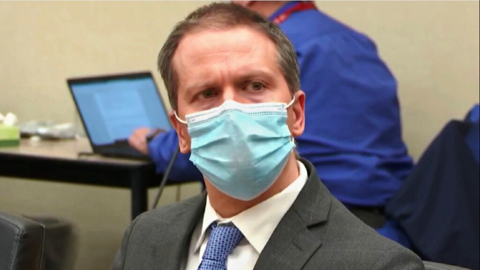 Derek Chauvin lors de sa comparution à un tribunal de Minneapolis.