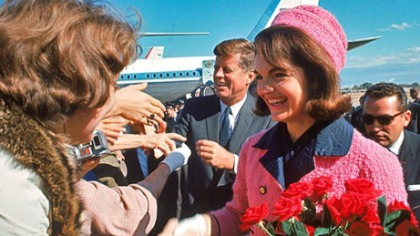 Jacqueline Kennedy et son mari, le président américain John F. Kennedy, débarquant d'un avion.
