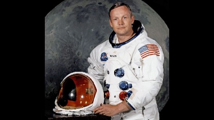 Neil Armstrong prenant la pose avec son casque d'astronaute.