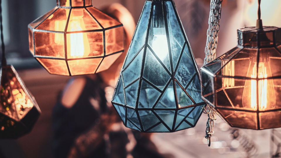 Des globes lumineux de différentes formes et lumières