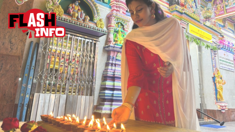Lors de Divali, la fête de la lumière, une femme allume de petites lampes en argile appelées diyas.