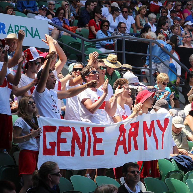 On aperçoit les supporteurs d'Eugenie Bouchard avec une banderole blanche sur laquelle on peut lire: Genie Army