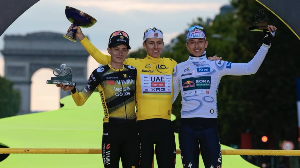 Au centre, Tadej Pogacar célèbre son quatrième Tour de France. Jonas Vingegaard à gauche et Florian Lipowitz à droite complète le podium.