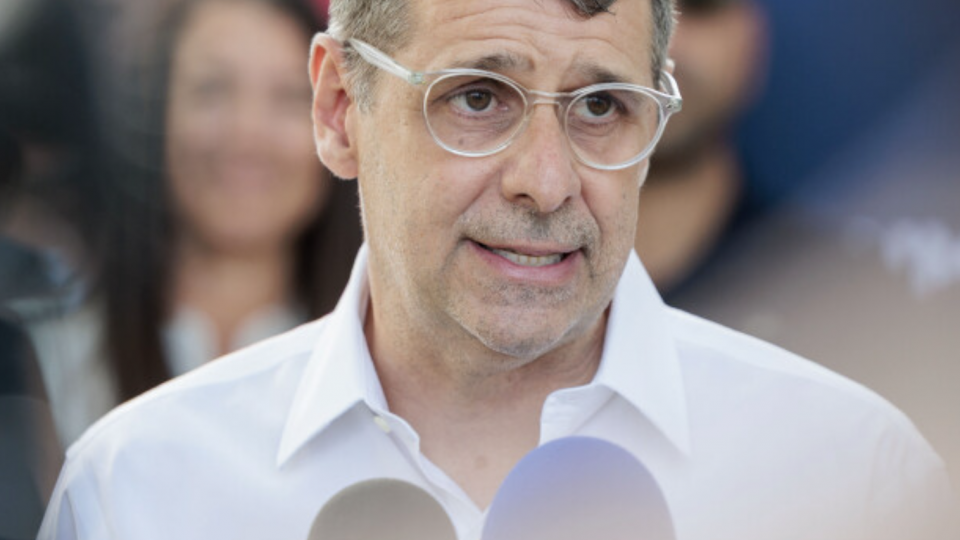 Éric Duhaime en conférence de presse devant les micros des journalistes.