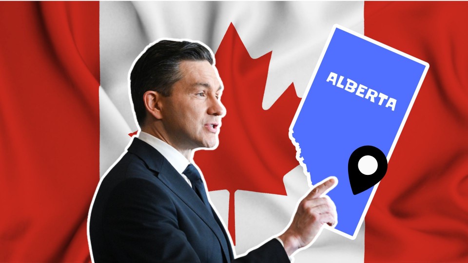 Pierre Poilievre devant un drapeau du Canada avec une carte de l'Alberta bleu.