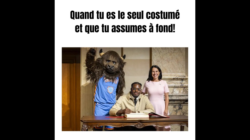 Luguentz Dort en compagnie de la mairesse de Montréal, Valérie Plante, et de Rumble, la mascotte de son équipe, le Thunder d'Oklahoma City.