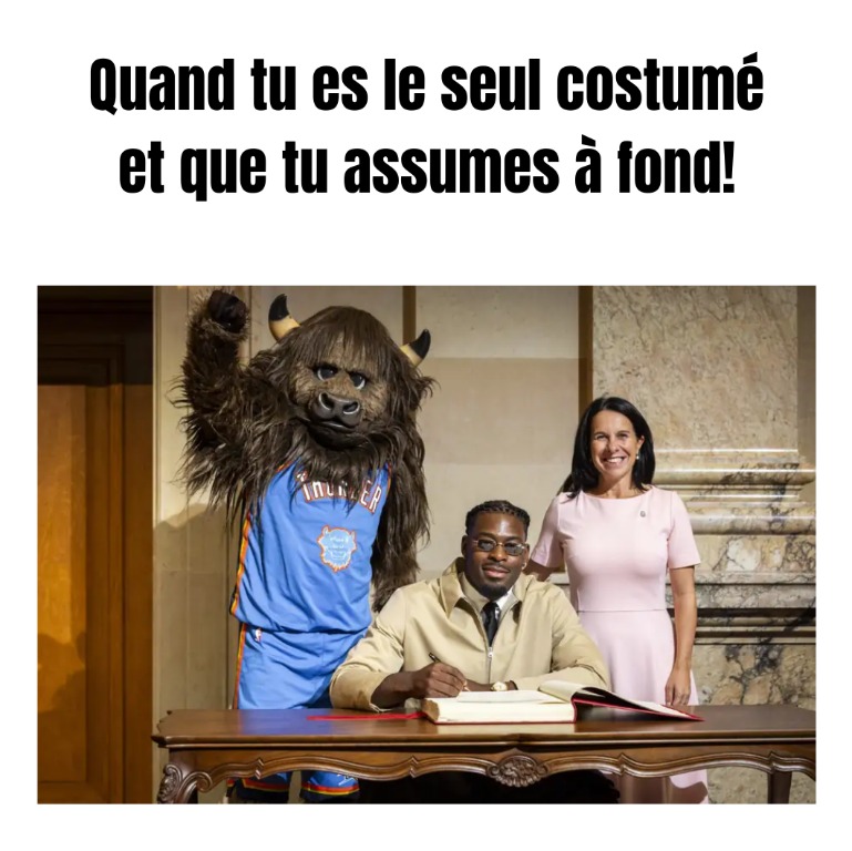 Luguentz Dort en compagnie de la mairesse de Montréal, Valérie Plante, et de Rumble, la mascotte de son équipe, le Thunder d'Oklahoma City.