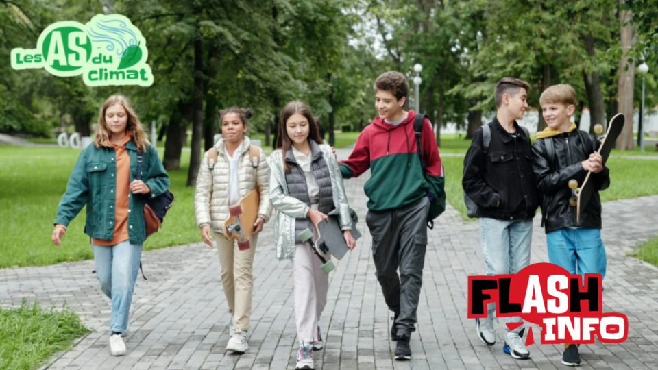 Trois jeunes garçons et trois jeunes filles marchent sur un trottoir, côte à côte.