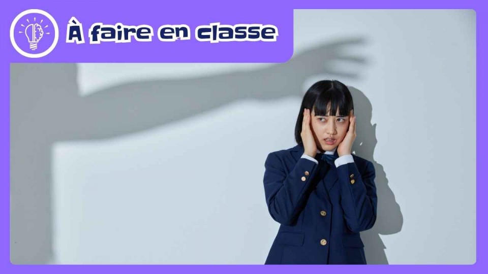 Une fille qui semble avoir peur et l'ombre d'une main au dessus de sa tête.