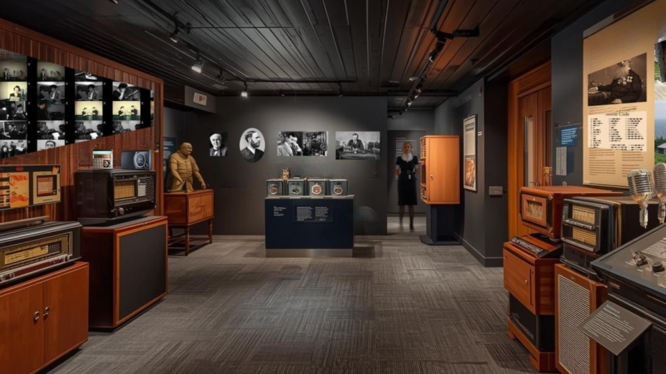 une salle de musée avec plusieurs grosses radios anciennes