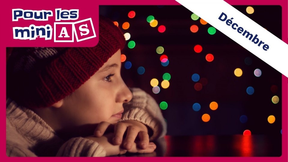 Un enfant portant une tuque rouge qui pose la tête sur ses mains.