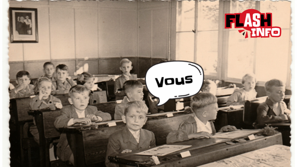 Une photo d’écoliers d’une autre époque, en noir et blanc, est décorée au centre d’une phylactère qui dit “Vous”.