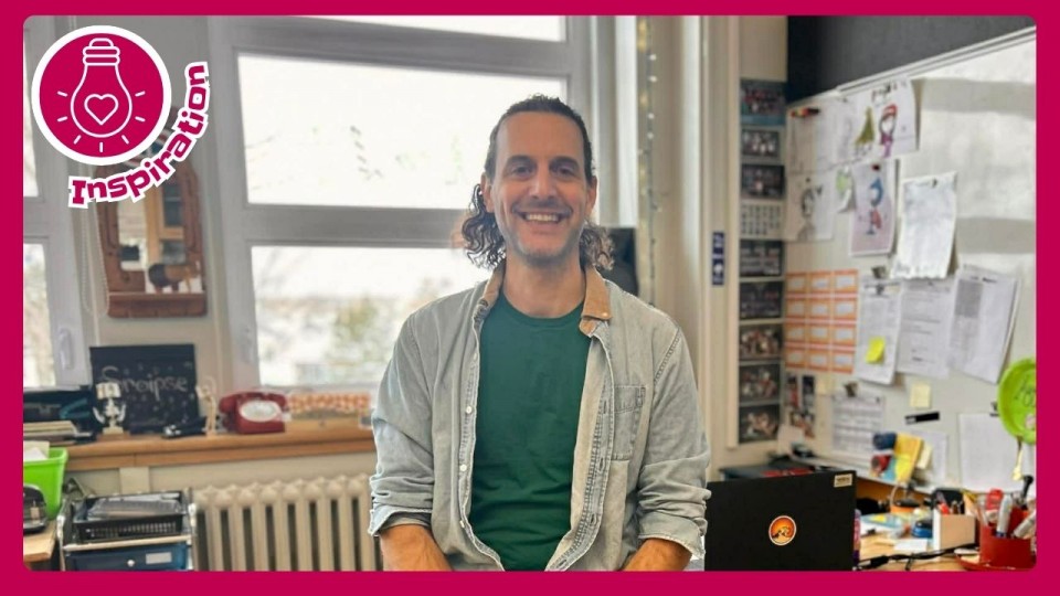 Un enseignant debout devant son bureau