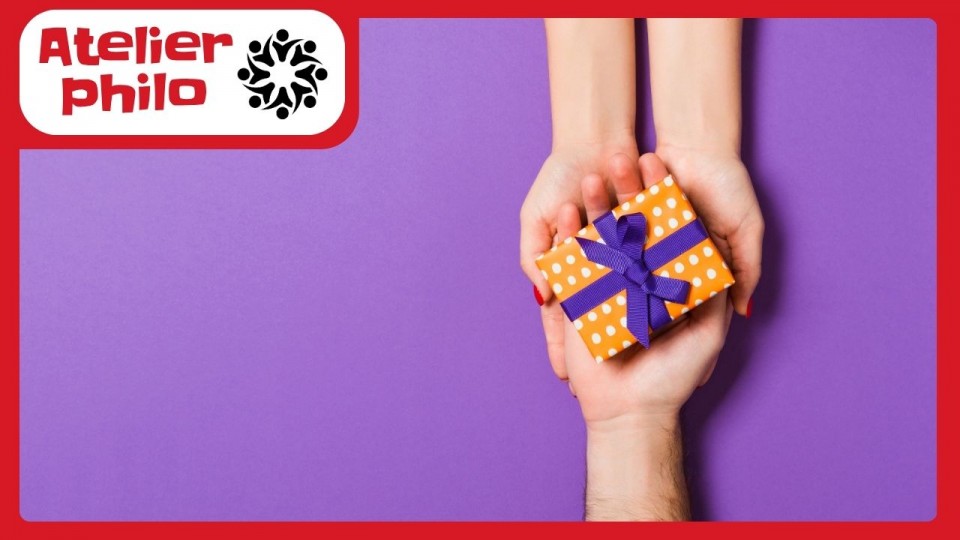 deux mains qui tiennent une troisième qui reçoit un cadeau.