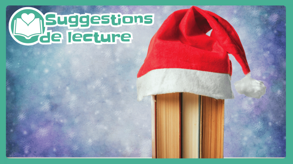 Trois livres sur lesquels repose une tuque rouge de Noël