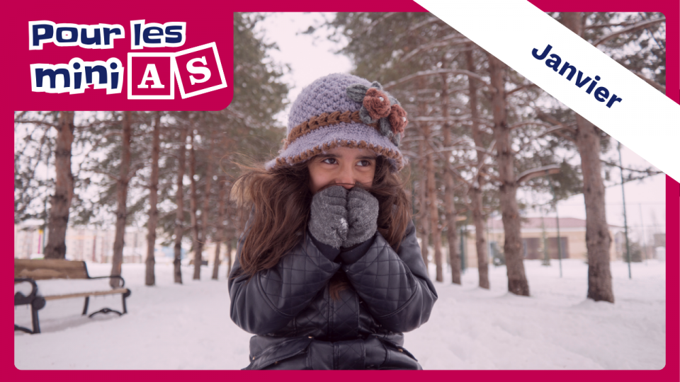 Une fillette qui semble porte de grosses mitaines, les portant devant la bouche.