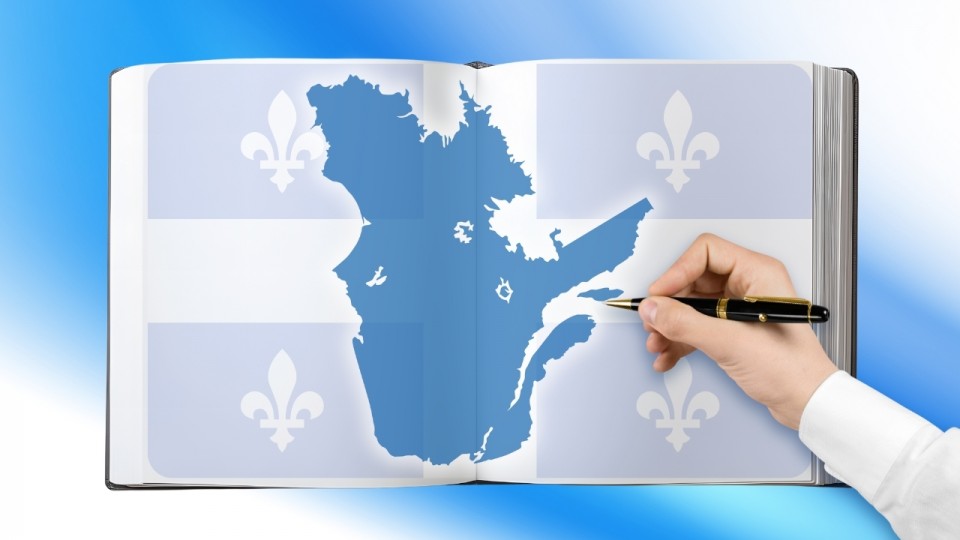 Un livre est ouvert et le drapeau du Québec couvre ses pages. Au centre, la province du Québec est en bleue, et une main avec un crayon s'apprête à écrire.
