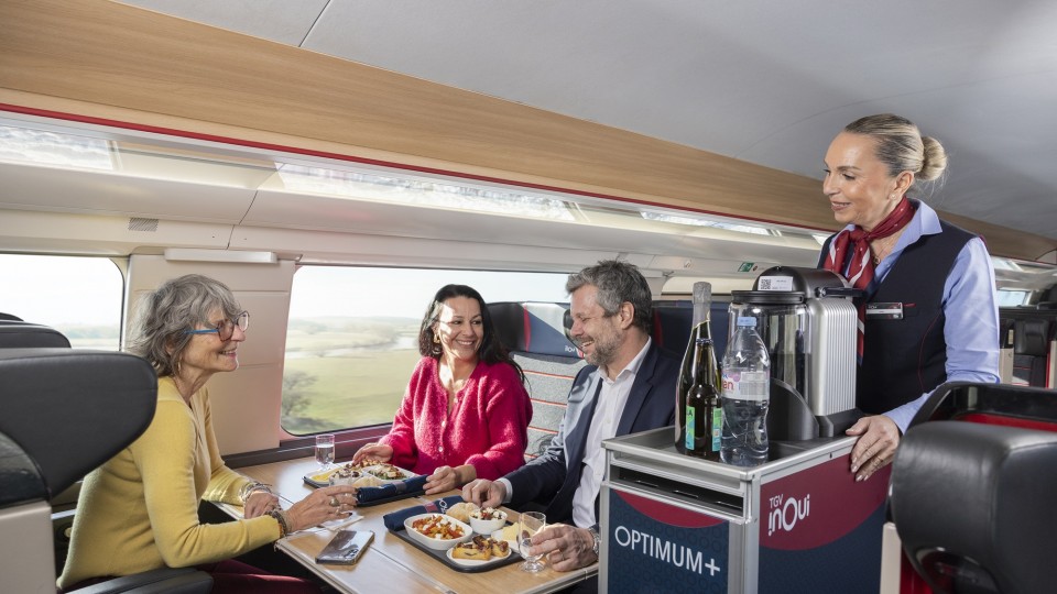 4 personnes adultes  dans un train 