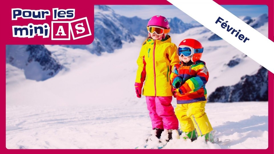 Deux enfants en ski sur une montagne