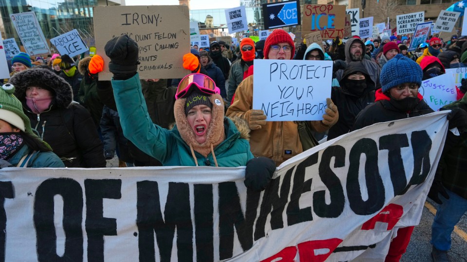 des manifestants avec des pancartes dans les rues de Minneapolis