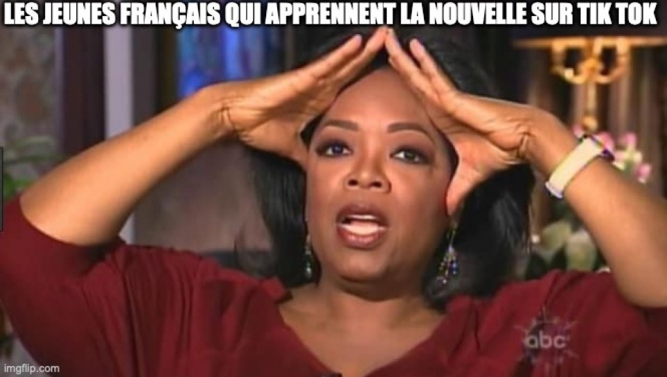 Un discours de Paul St-Pierre Plamondon dans lequel il est debout sur une scène pour son discours. Il est accompagné de deux collègues debout derrière lui. Deux personnes se sont ajoutées par montage à la vidéo et font des expressions de surprise tout en mangeant des chips ou du popcorn. 