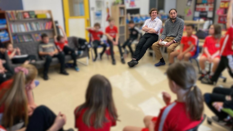 Charles Antoine Crête et François Beauchamp lors d’un atelier de philo dans une classe