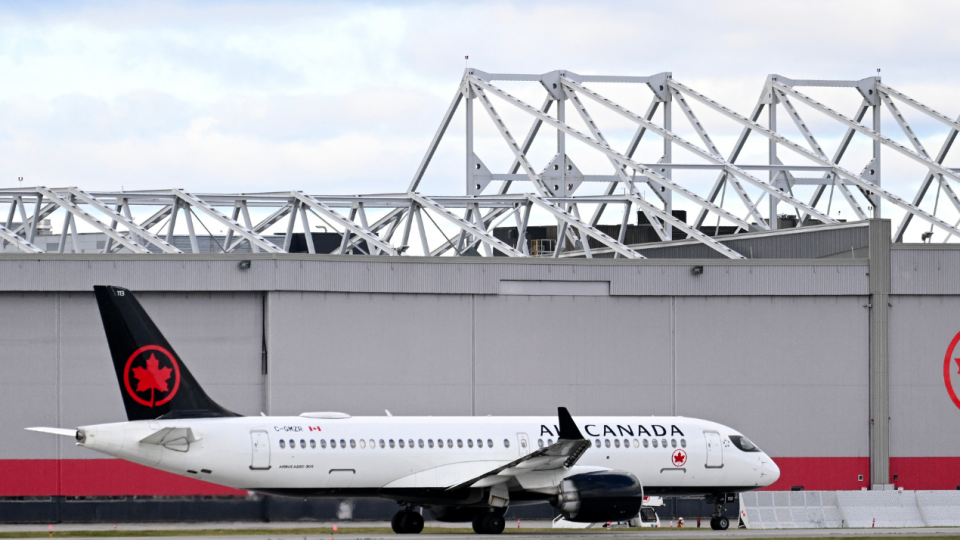Un avion d'Air Canada immobile à l'aéroport.