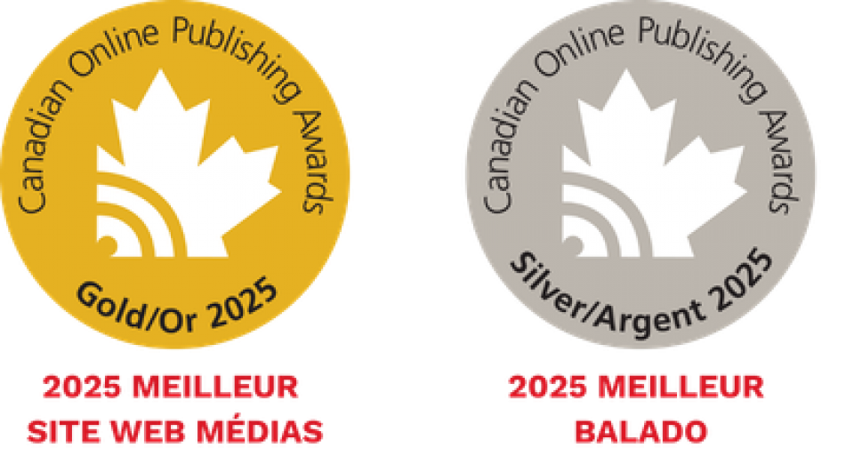 Logo des prix remportés en 2025 ; Prix Gold du Canadian online publishing award pour Meilleur site web médias et  le prix silver du Canadian Online Publishing Award pour meilleur balado