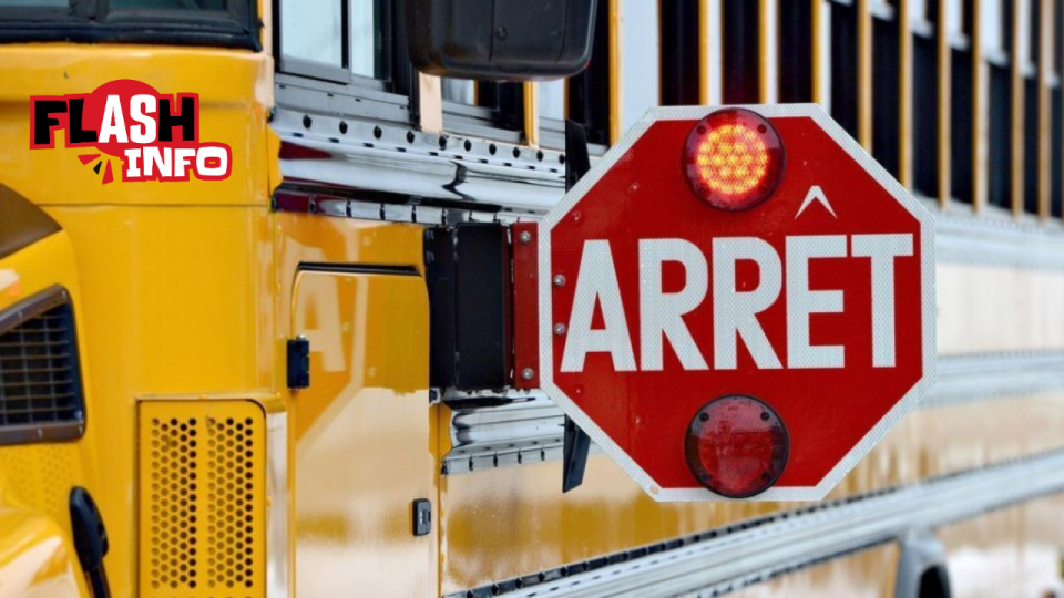 Un autobus scolaire déplie son panneau d’arrêt.