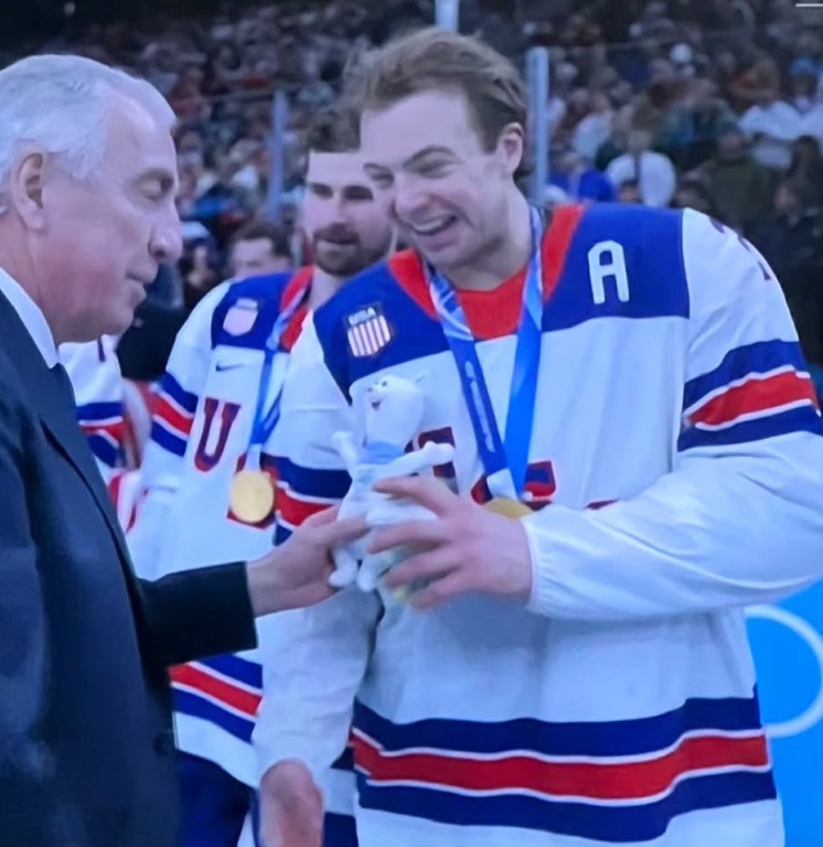 Lors de la remise des médailles olympiques, on voit un hockeyeur américain en train de recevoir la peluche. Il a l'air super heureux! 