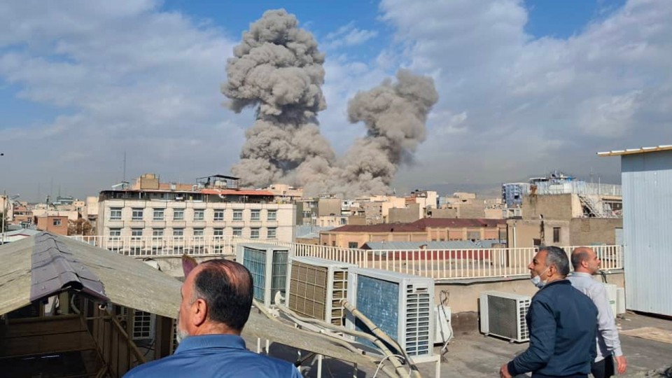 Samedi, la fumée provoquée par des explosions s'élevait dans le ciel de Téhéran, la capitale de l'Iran. 