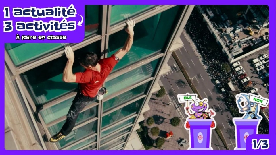 Un homme qui se tient sur le rebord de fenêtre d’une haute tour