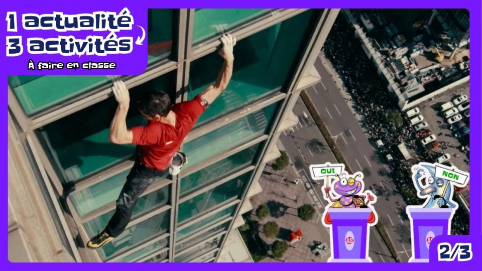 Un homme qui se tient sur le rebord de fenêtre d’une haute tour