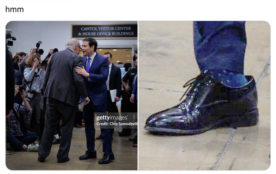 À gauche, on voit le politicien Marco Rubio donner une accolade. À droite, on voit un zoom sur ses chaussures. Il y a beaucoup d'espace entre son talon et la chaussure. 