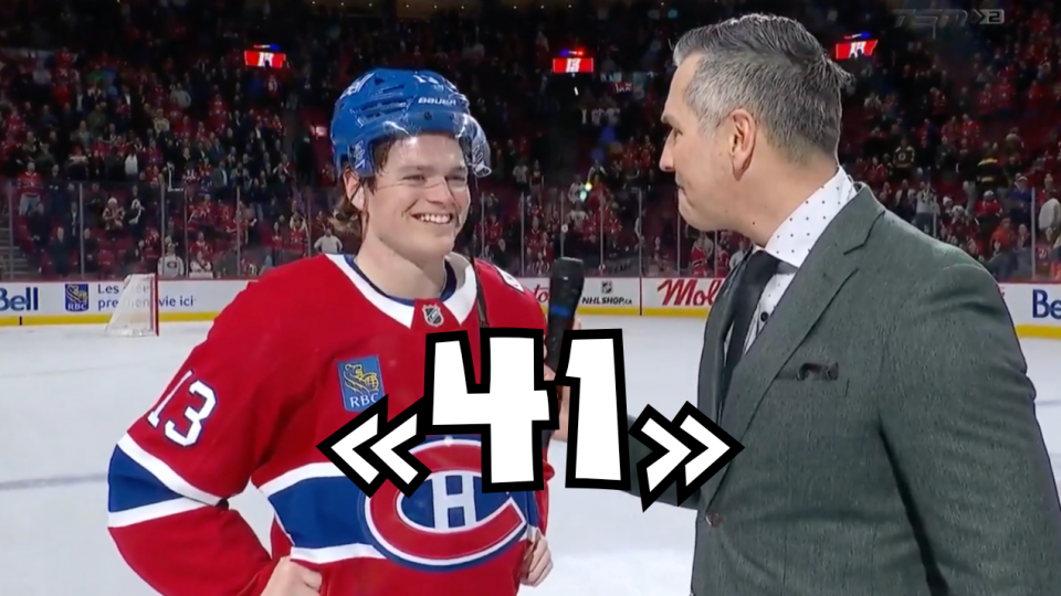 Cole Caufield, un joueur de hockey pour le Canadien, souris pendant qu'il est interviewé. il est écrit: « 41 ». 
