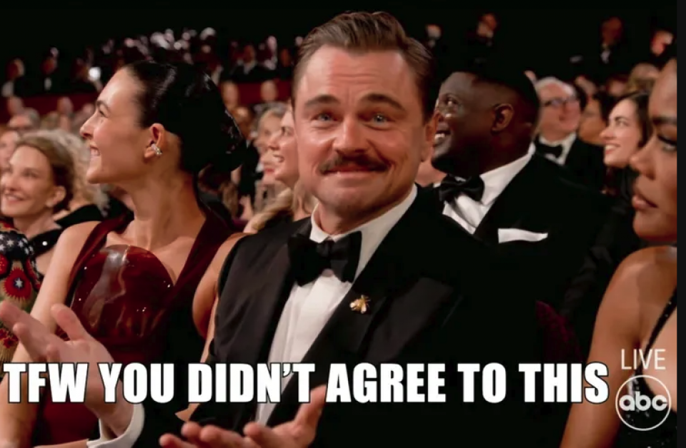On voit Leonardo Di Caprio qui hausse les sourcils, un petit sourire gêné, et lève les bras, l'air de dire: « que veux-tu que je fasse? »