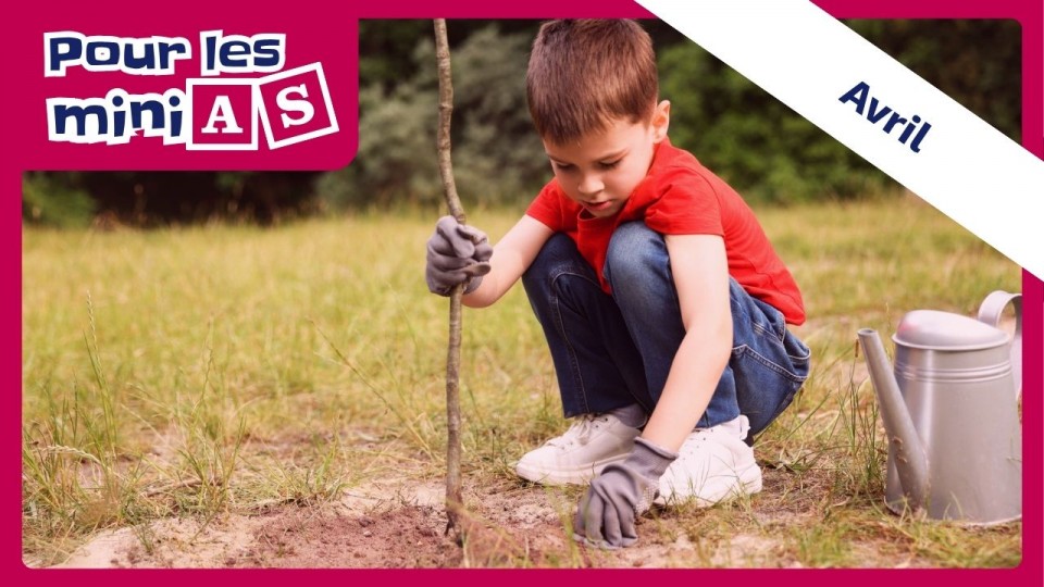 Un enfant qui plante un arbre