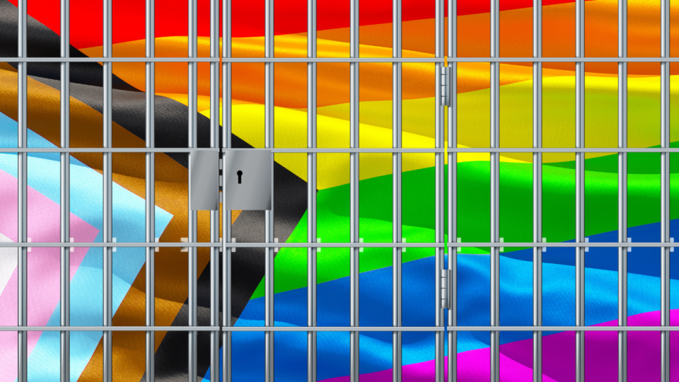 Le drapeau LGBTQ+  derrière des barreaux de prison