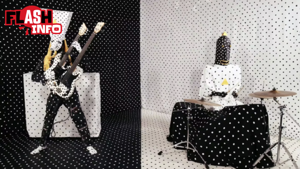 Les frères Khn et Klek Poitrine jouent de la guitare et de la batterie dans un décor en pois noirs et blancs.