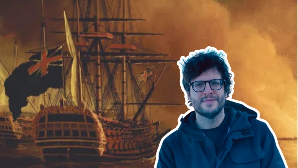 À gauche, un grand bateau en bois, comme celui des pirates! À droite, une photo de Dave Noël, qui est historien et journaliste.