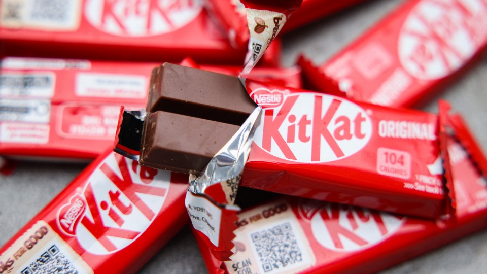 On voit des barres de Kit kat, une barre chocolatée. L'emballage est rouge. 