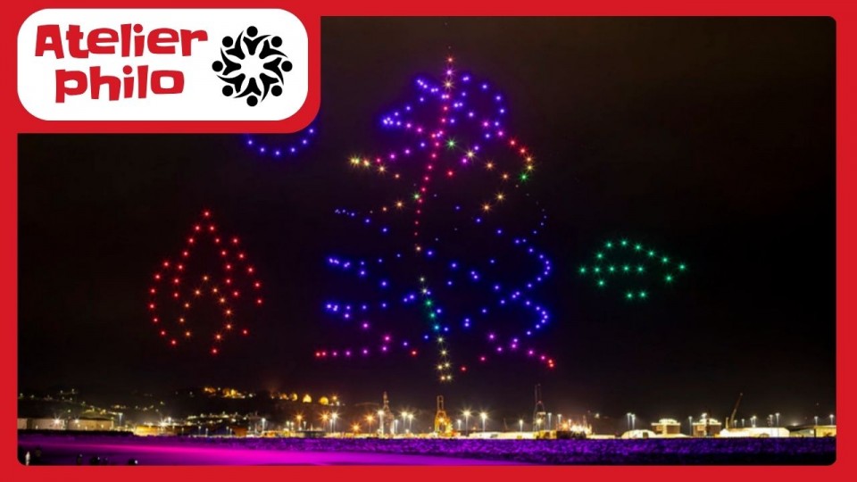 On voit des images formées par des drônes lumineux dans un ciel noir.