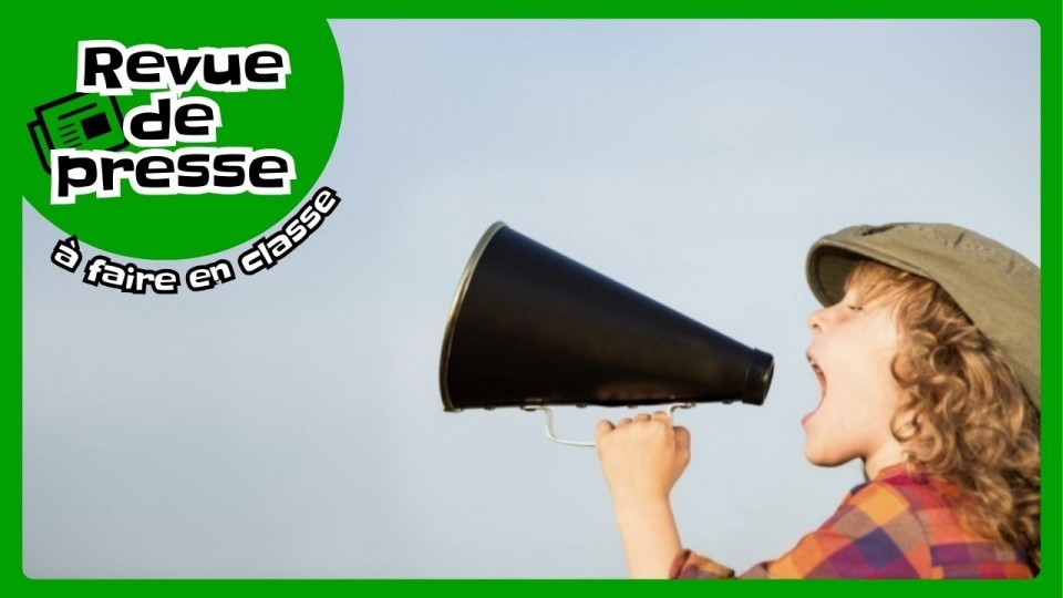 Garçon qui crie dans un porte-voix