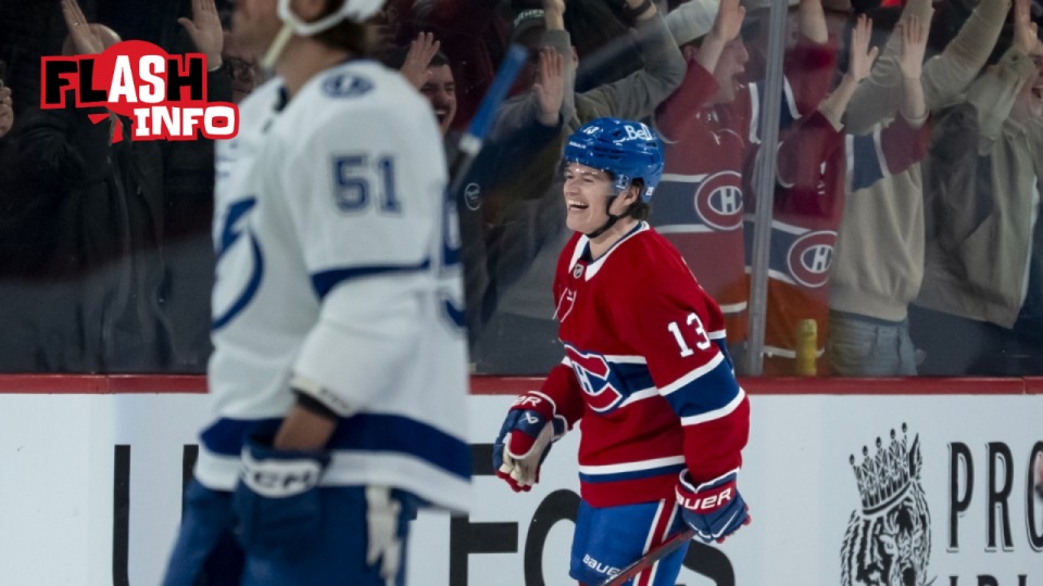 Le joueur du Canadien Cole Caufield sourit fièrement sur la patinoire.