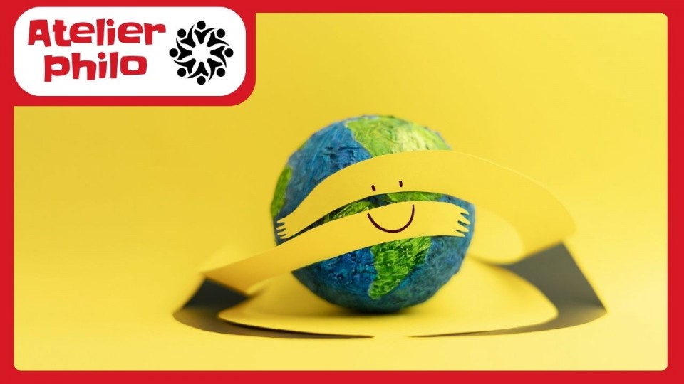 Un petit globe terrestre entouré de main, comme si on lui faisait un calin bienveillant